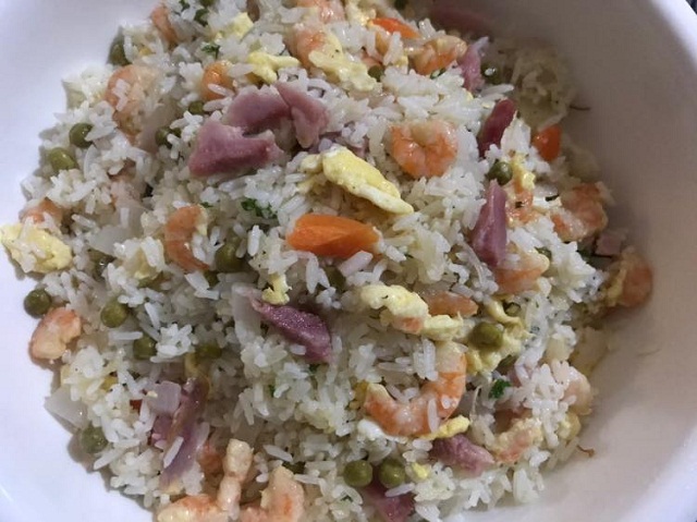 Ce week-end, Vous pouvez créer une ambiance familiale, autour de la recette de riz cantonnais. Les ingrédients sont faciles à trouver.