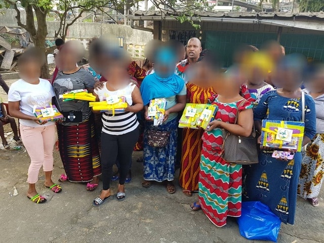 Au total 60 lots de fournitures scolaires ont été remis par Rev à ces enfants dont les mères sont des prostituées.