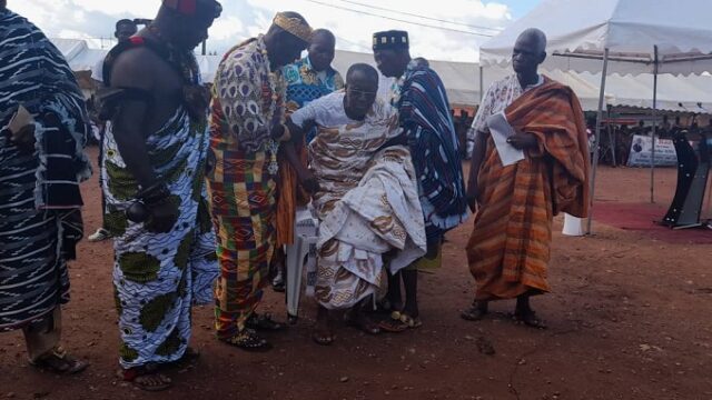 Sous le haut patronage du Ministre des Transports, Amadou Koné, le Chef du village de Mlangougoukro, garant de la tribu Trainou a été intronisé.